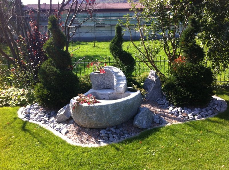 Natursteinbrunnen im Garten
